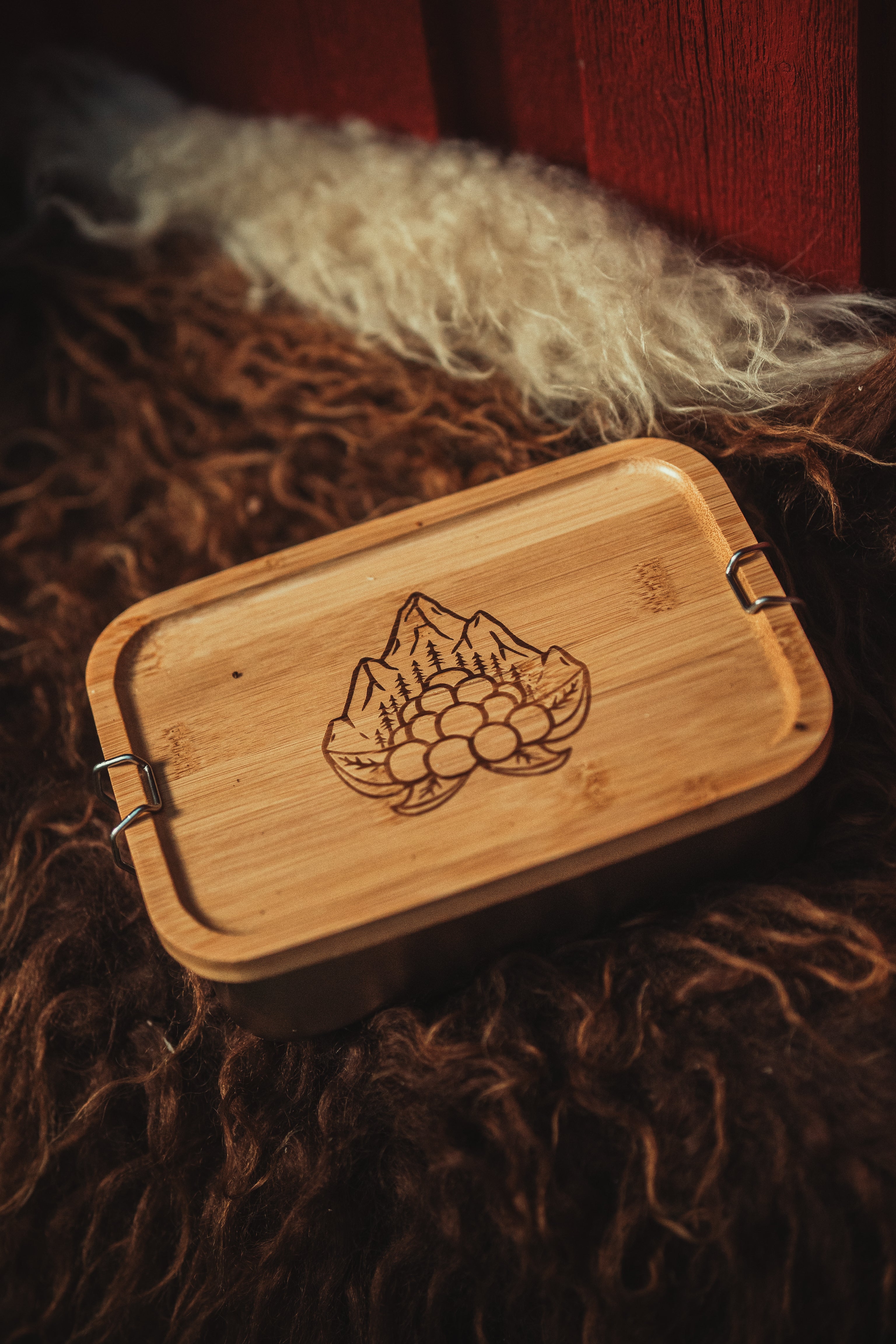 Robust matboks i stål med trelokk og bestikk